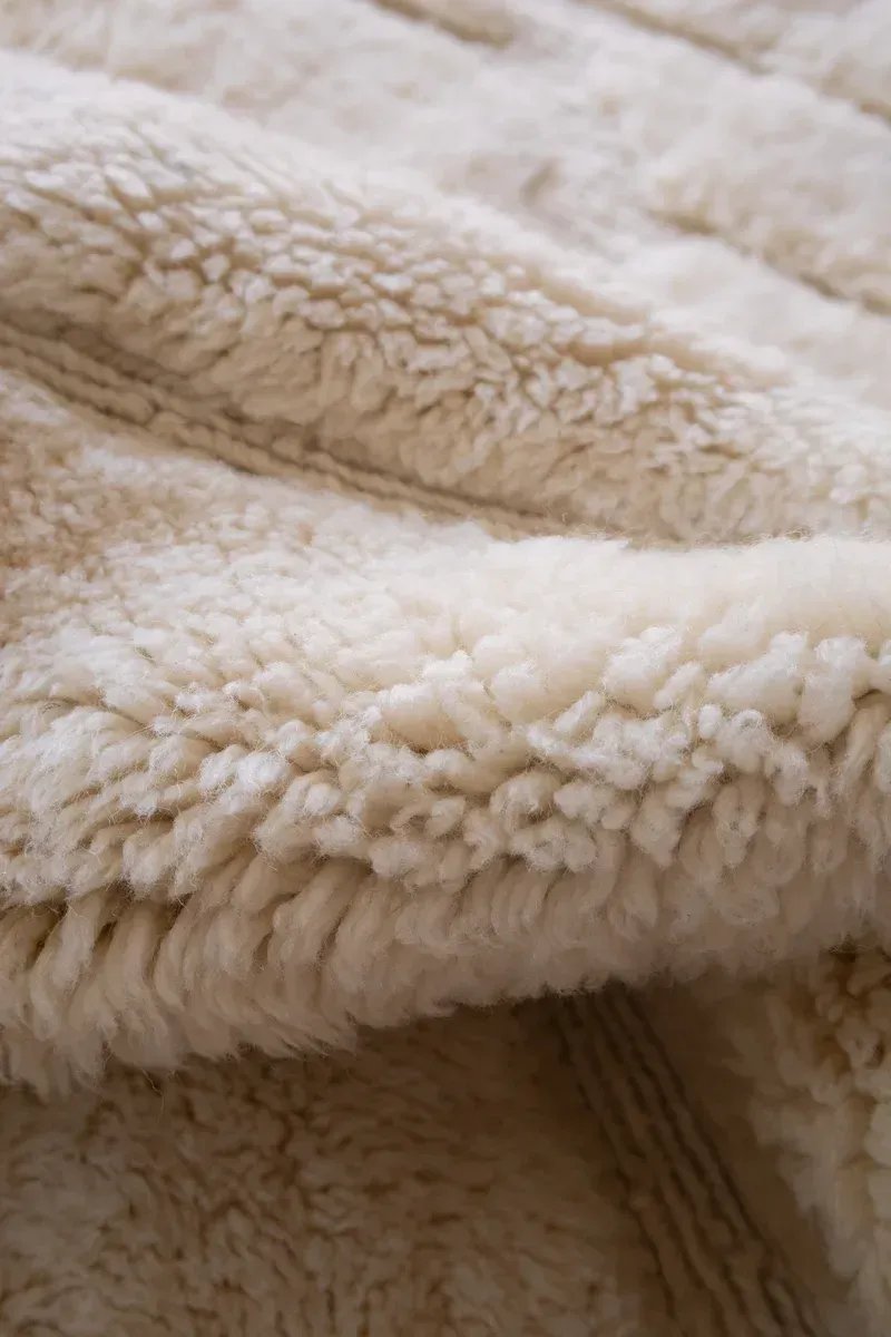 Tapis Berbère Blanc Crème – Polaire Effet Neige Mrirt | Taknaj
