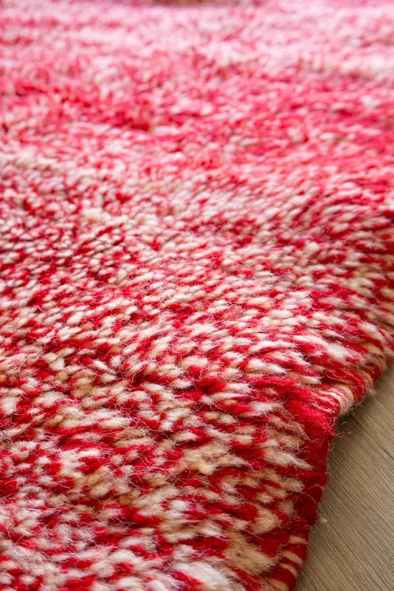 Tapis berbère Mrirt rouge vif intense laine soyeuse salon luxe - Taknaj 2