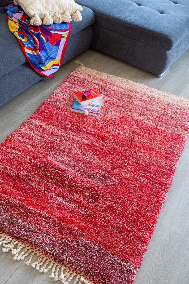 Tapis berbère Mrirt rouge vif intense laine soyeuse salon luxe - Taknaj