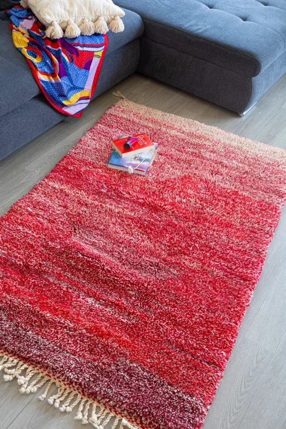 Tapis berbère Mrirt rouge vif intense laine soyeuse salon luxe - Taknaj