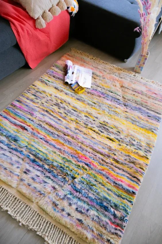 Tapis berbère Mrirt design épuré nuances bleu ciel pour salon moderne - Taknaj